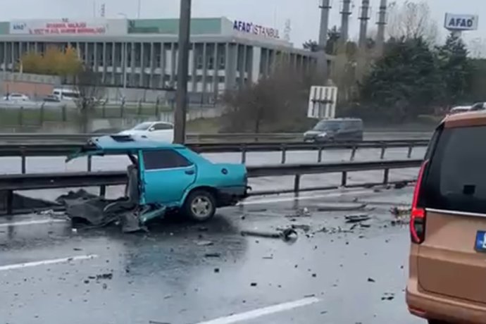 İstanbulda olan kazada araç ikiye bölünmüş! Hangi marka araçlara güven olmaz :(?