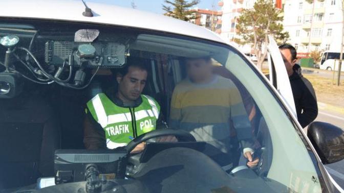 Polise yakalanan 12 yaşındaki araç sürücüsünün sorusu "Kaç para ceza yedim?" olmuş. Cezası yeterli mi?