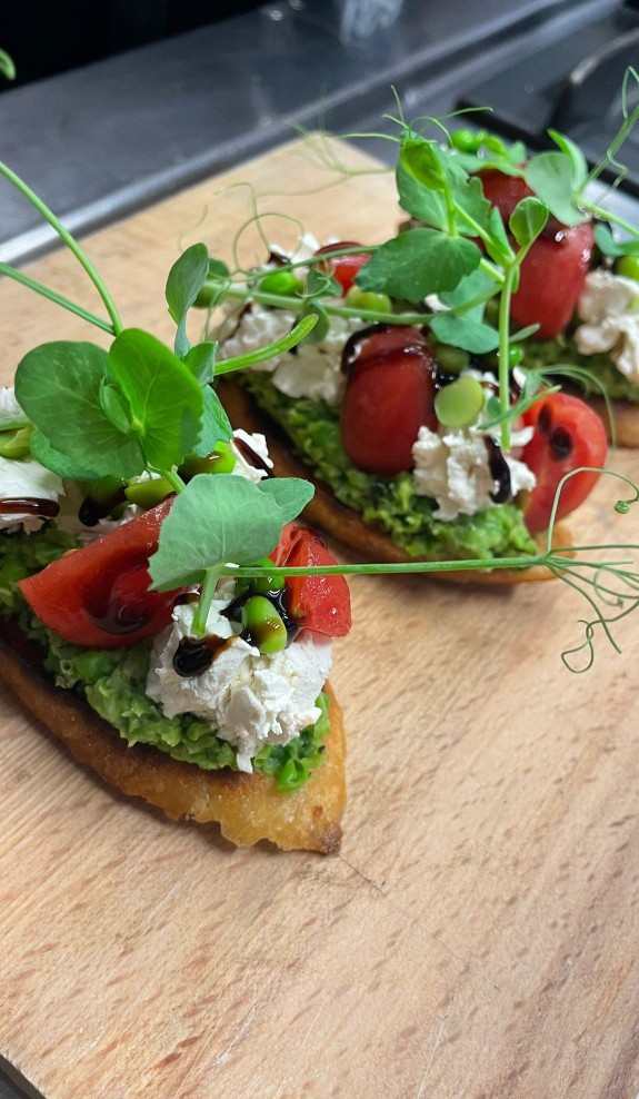 Keçi peyniri ve bezelye bruschetta yaptım, nasıl gözüküyor sizce?