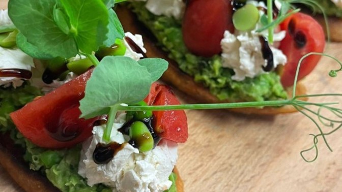 Keçi peyniri ve bezelye bruschetta yaptım, nasıl gözüküyor sizce?