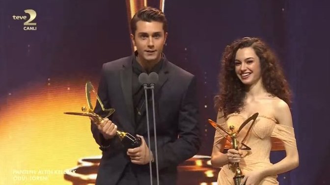 #AsDor çifti olarak bildiğimiz Su Burcu Yazgı Coşkun & Onur Seyit Yaran, En İyi Dizi Çifti ödülünü aldı! Çifti beğeniyor musunuz?