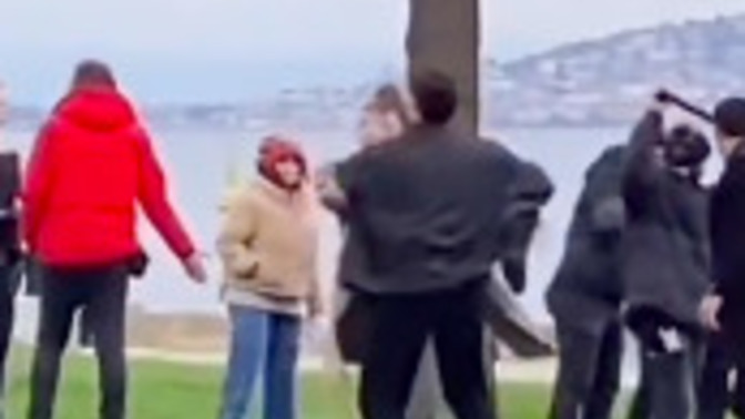 Mert Ramazan Demir, sette sahneden çıktığı gibi Afra Saraçoğlu'na sarılıyor.#SeyFer çifti çok tatlı değil mi?