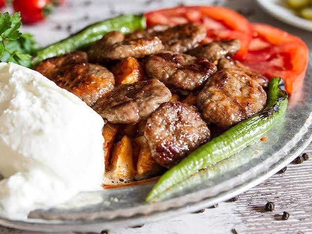 Bursanın pideli köftesi mi güzel, iskenderi mi?