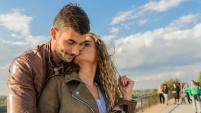 Sevdiğiniz kişinin yaptığı esprilere içtenlikle gülebilenlerden misiniz?
