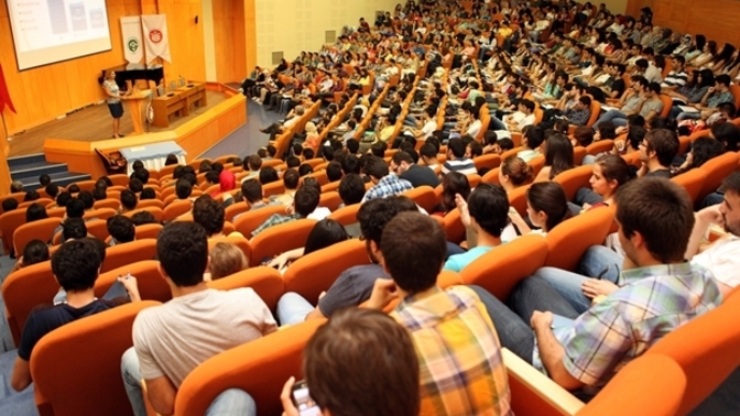 Üniversitede 50 kişiye sunum yapacağım, heyecanlanmamak için ne önerirsiniz?