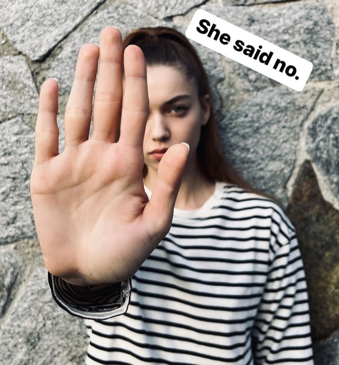 Afra Saraçoğlu, kadına yönelik şiddete dair paylaşım yapınca, takipçileri Önce oynadığın diziye bak! dedi. Tepkiler haklı mı?
