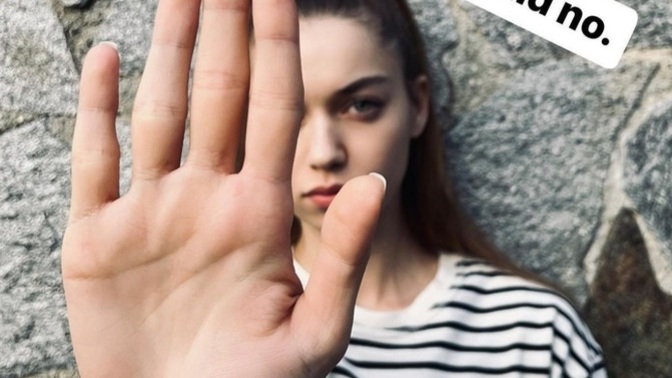 Afra Saraçoğlu, kadına yönelik şiddete dair paylaşım yapınca, takipçileri "Önce oynadığın diziye bak!" dedi. Tepkiler haklı mı?