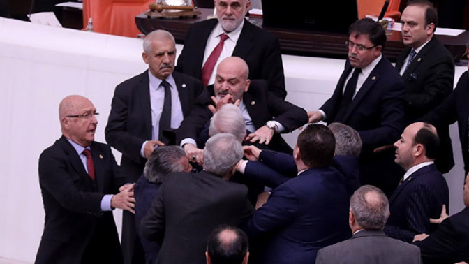 Millet sokakta, vekili mecliste kavga ediyor. Şiddet nasıl önlenir?