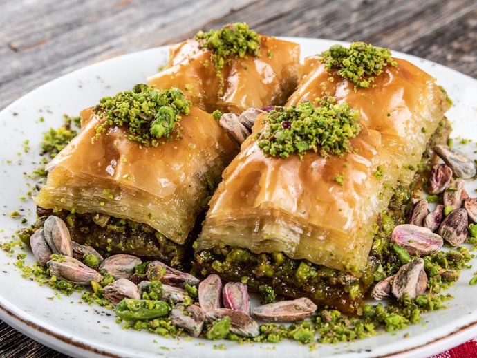 Baklavayı fıstıklı mı seversin yoksa cevizli mi?