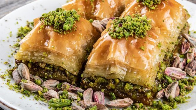 Baklavayı fıstıklı mı seversin yoksa cevizli mi?