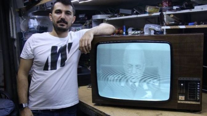 Tamir edilen eski televizyon Kenan Evren'i gösterdi! Sizce bu televizyon kaç lira eder?