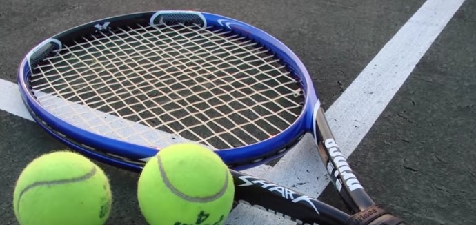 Birlikte tenis oynayabileceğiniz bir partneriniz var mi?