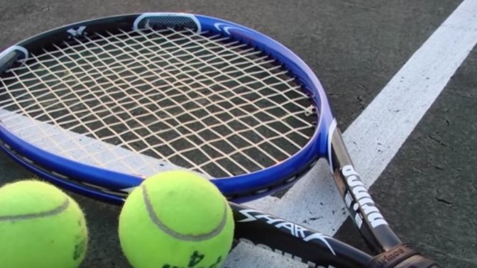 Birlikte tenis oynayabileceğiniz bir partneriniz var mi?