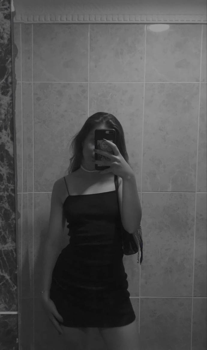 Gece cluba bu elbiseyle gitsem nasıl olur sizce, benim pek içime sinmedi ama?