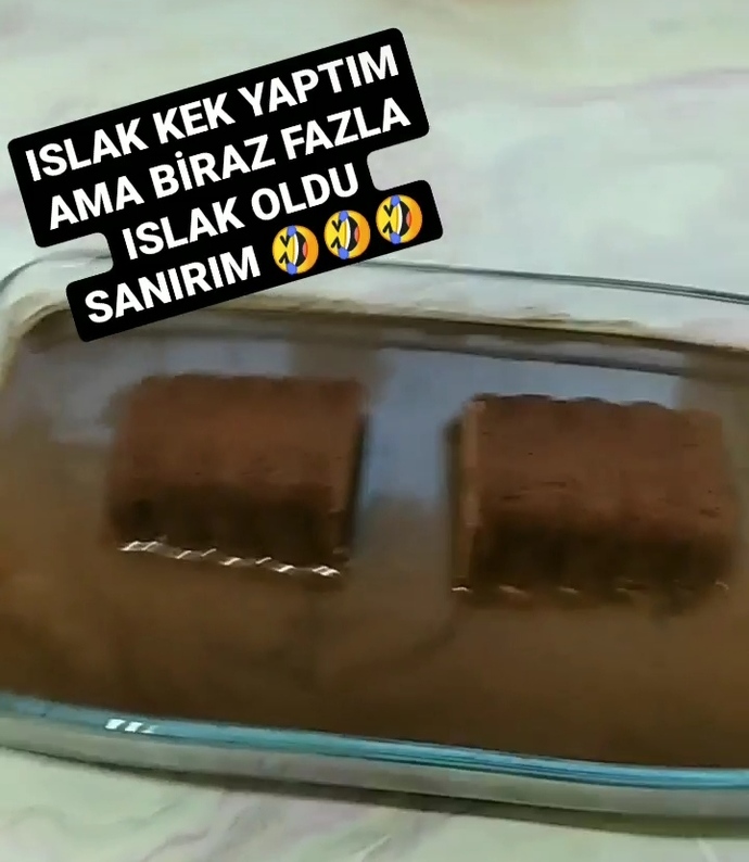 Sevgilime ilk buluşma için ıslak kek yaptım, biraz fazla ıslak oldu sanırım. 😂 Sizce bu adam benimle ciddi düşünür mü?