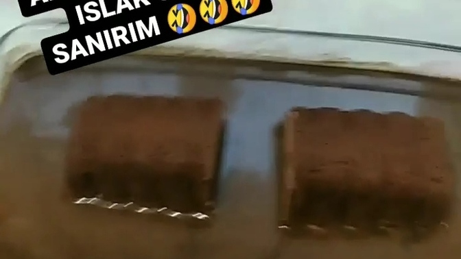 Sevgilime ilk buluşma için ıslak kek yaptım, biraz fazla ıslak oldu sanırım. 😂 Sizce bu adam benimle ciddi düşünür mü?