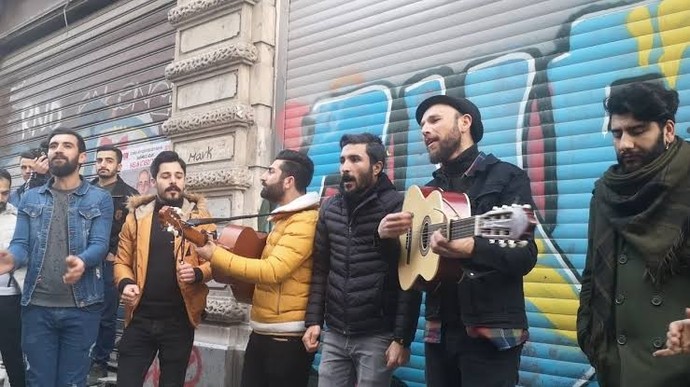 Taksimde mini konser vermek isteseydiniz hangi şarkıyı söylerdiniz?