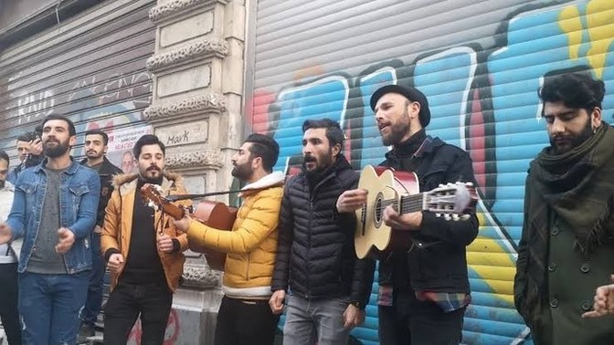 Taksimde mini konser vermek isteseydiniz hangi şarkıyı söylerdiniz?