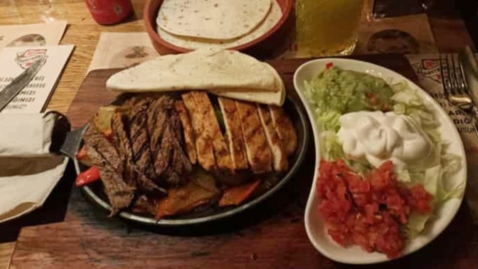 İstanbul Kadıköydeyim, kime combo fajita ısmarlayım?
