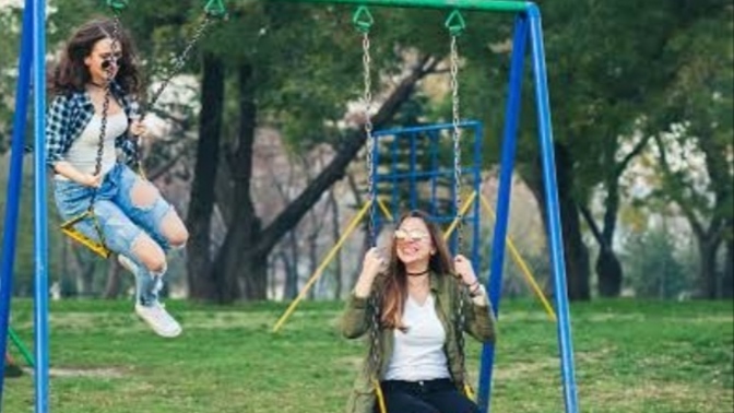 22 yaşındayım ama kendimi daha küçük hissediyorum, bu normal bir şey mi?
