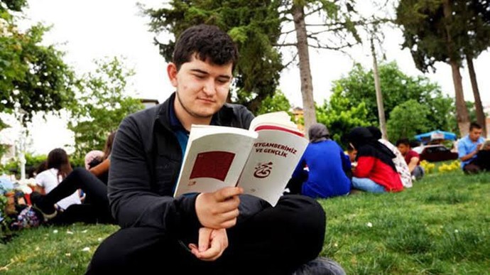 Genelde kitap okurken nasıl oturursun?