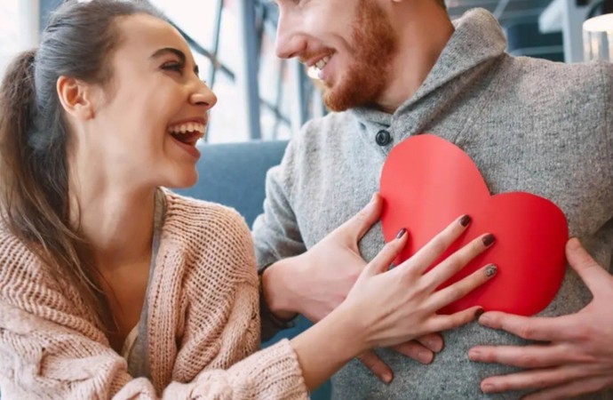 Seni varlığı ile şair eden, yokluğu ile harap eden biri var mı?