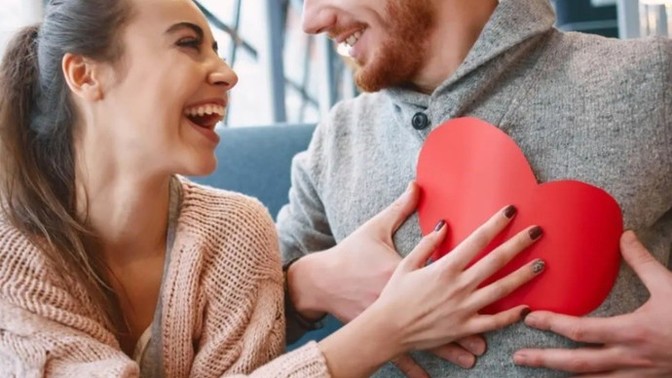 Seni varlığı ile şair eden, yokluğu ile harap eden biri var mı?