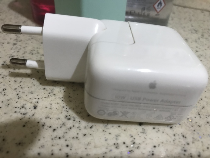 Telefonunuzun şarj adaptörü hangi renk ve hızlı şarj özelliği mevcut mu?