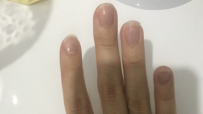 Tırnaklarım çok mu uzun. Babam o tırnaklarını niye kesmiyosun dedi. Her şeye karışıyorlar yeter ya?