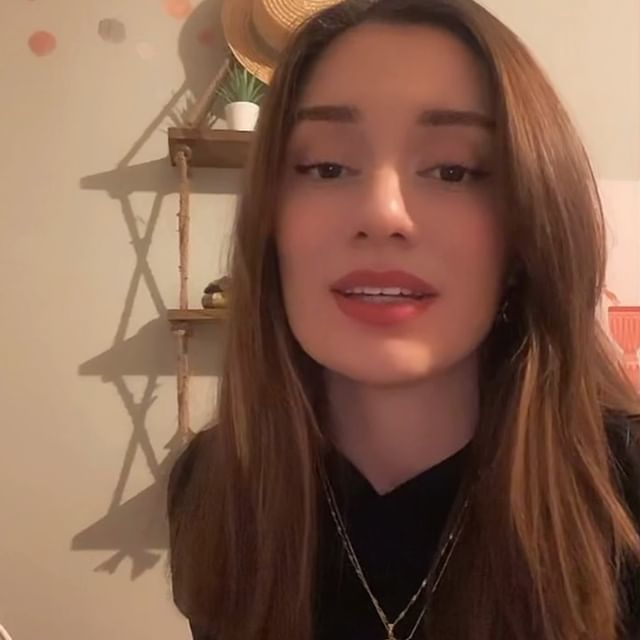 Bu kız sizce de çok güzel değil mi?