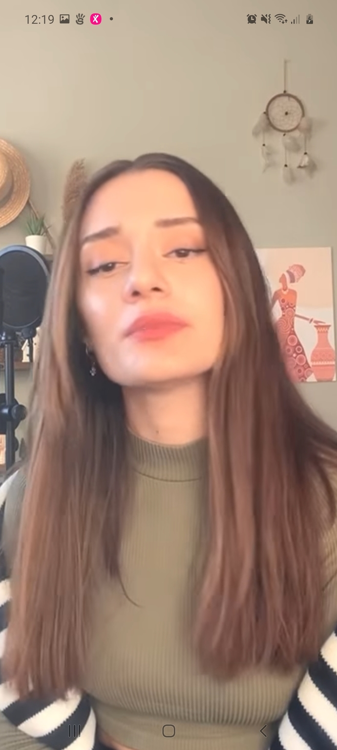 Bu kız sizce de çok güzel değil mi?