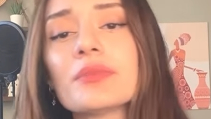 Bu kız sizce de çok güzel değil mi?