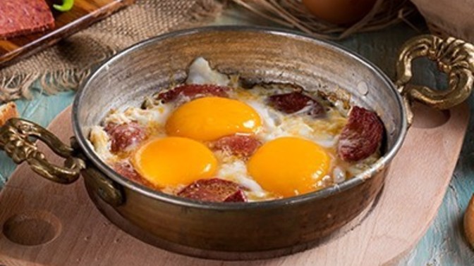 Menemen veya sucuklu omlet ekmek bandırılarak yenmezse tadı tam anlaşılır mı?