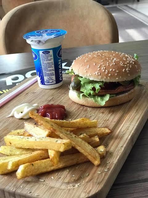 Hamburgerin yanında ayran içilir mi?