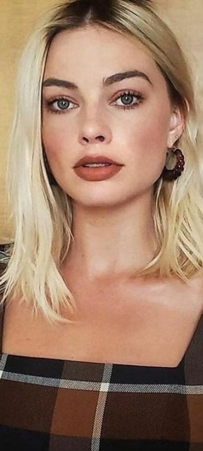 Margot Robbie maskülen bir yüz yapısına mı sahip?