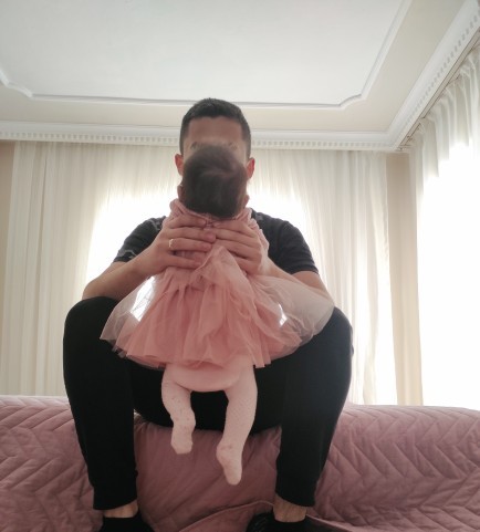 Kızım benden çok babasına gülümsüyor. Neden olabilir 🙄?