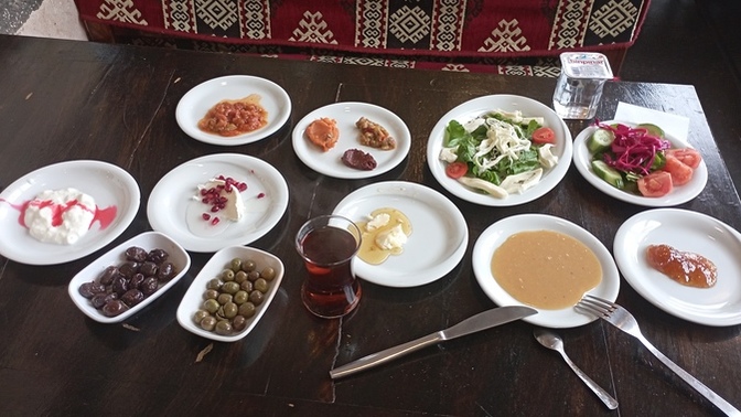 Dışarıda kahvaltı etmeyi sever misin? En son nerede, kiminle kahvaltı ettin?