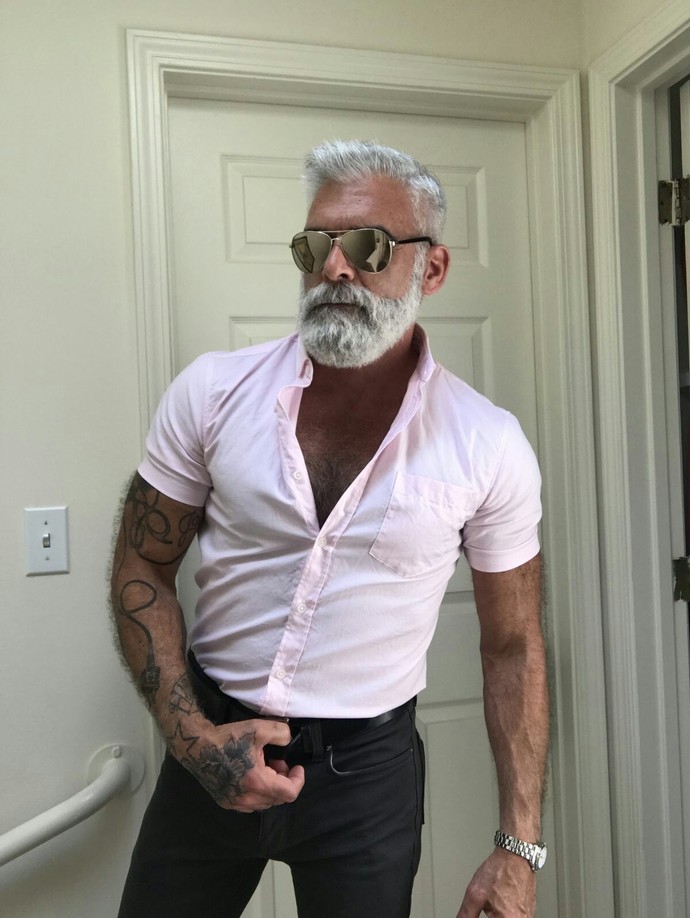 30 yaş üstü erkeklerde sakal cool mu görünüyor?