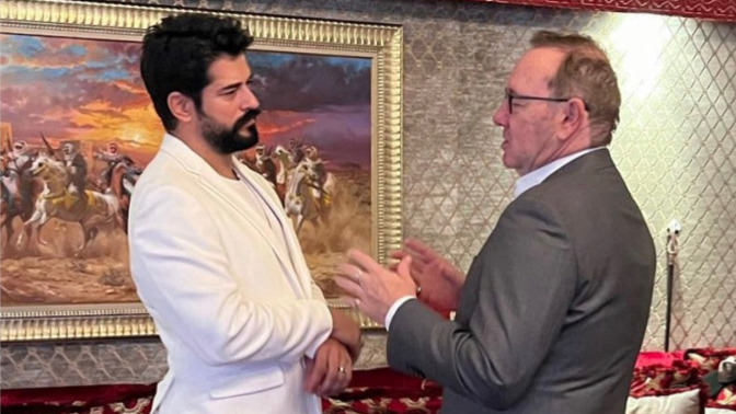 Burak Özçivit ve Fahriye Evcen ateş altında! Sizin çocuk tacizcisi Kevin Spacey ile ne işiniz var?