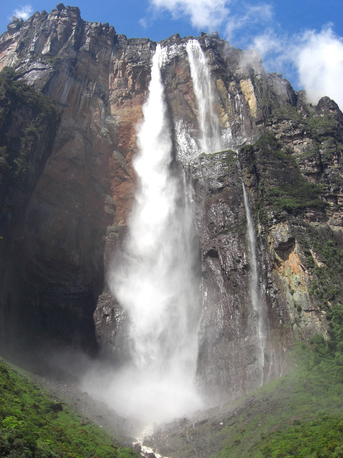 979 metre boyunda bir şelale 