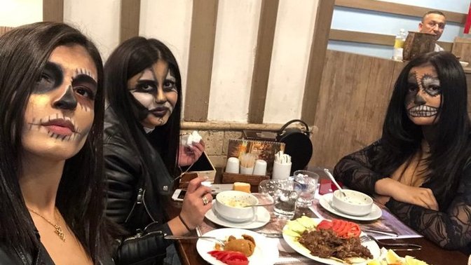 Bakımlı güzel bir kızın işkembe kelle paça içmesi iter mi? Çok seviyorum ben 🤤?