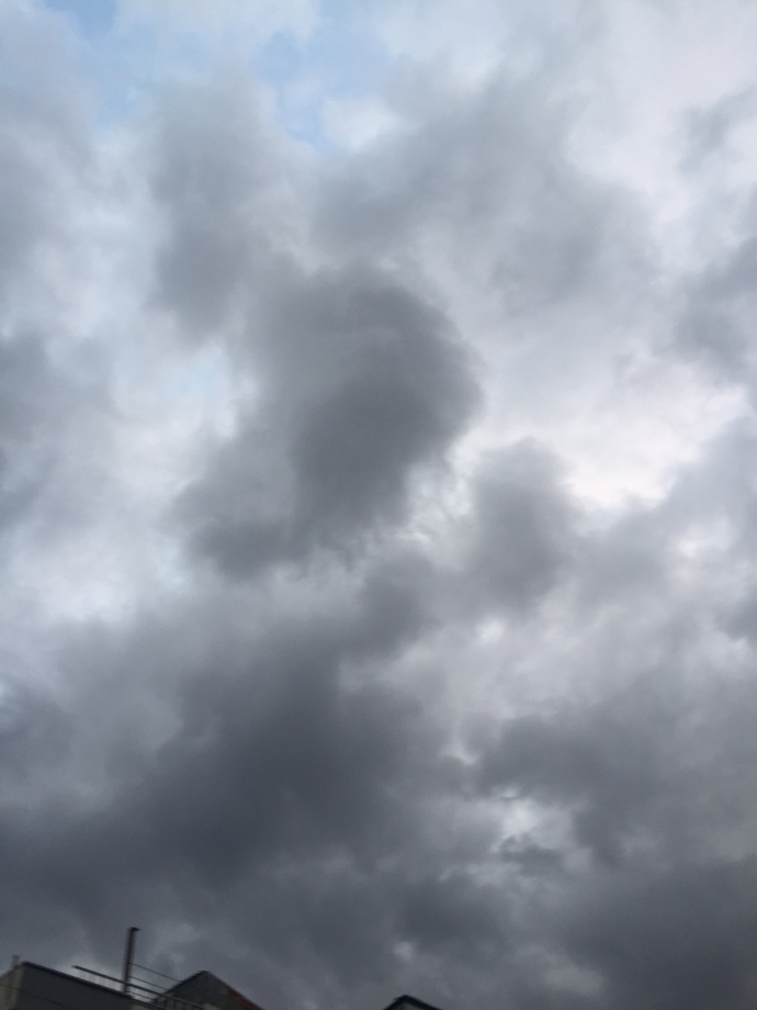 Bugün burada fırtınalı bir hava var, yağmur fırtına karışık. Sizin oralar nasıl?
