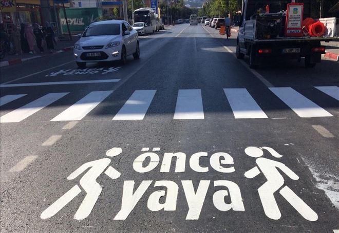Araba kullanırken, yaya geçitlerinden geçen yayalara yol verir misiniz?