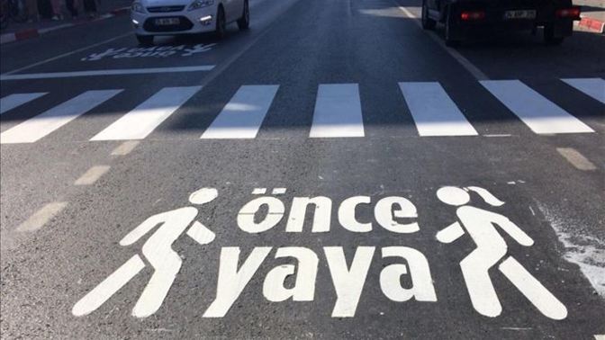 Araba kullanırken, yaya geçitlerinden geçen yayalara yol verir misiniz?