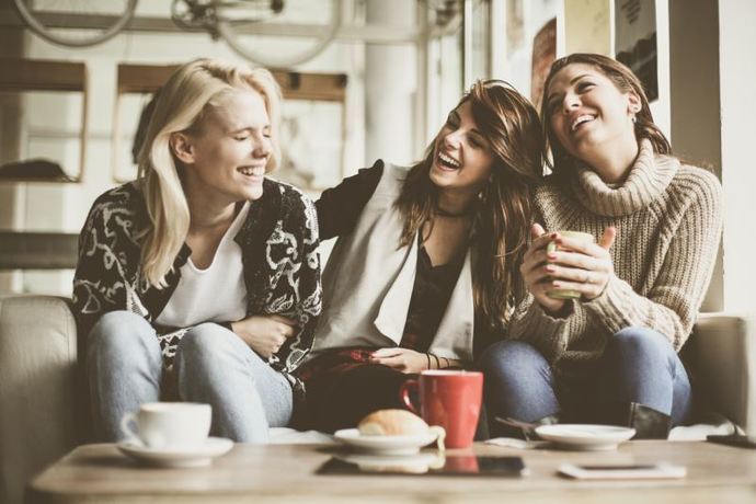 Arkasından atıp tuttuğun birine cici görünmeye çalışır mısın?