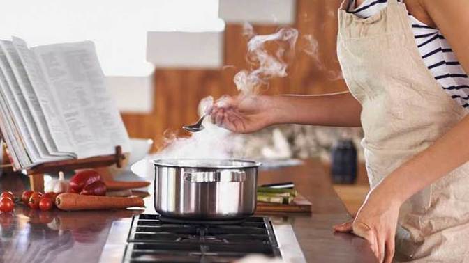 Yemek yapmayı bilmeyen kadın neden beceriksiz olarak gözükür?