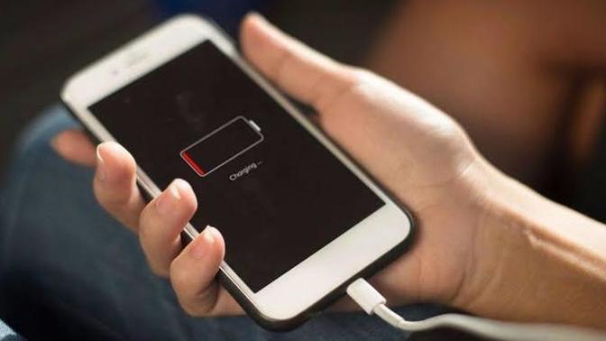 Telefonu şarja takıp uyusak bir şey olur mu?