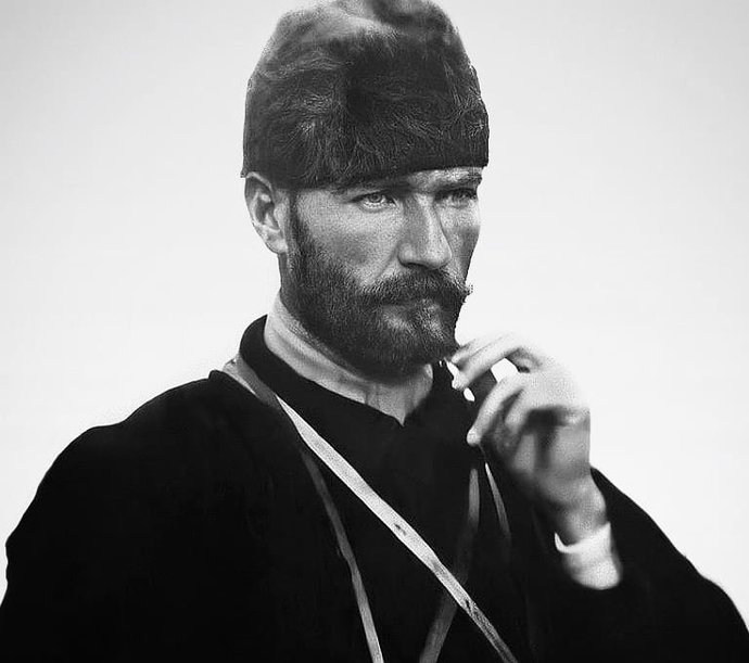 Atatürk çok yakışıklı değil mi?