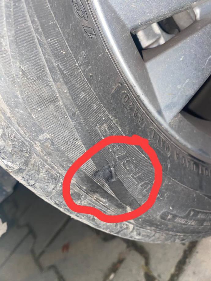 Skoda Fabia arabamda arka lastikte ufak bir parça sökülmüş. Sorun yaratır mı?