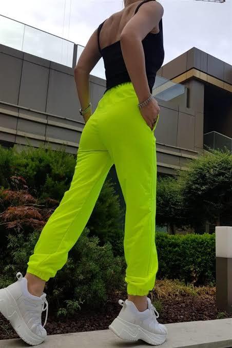 Neon renk montlar giymek çocuk işi mi?